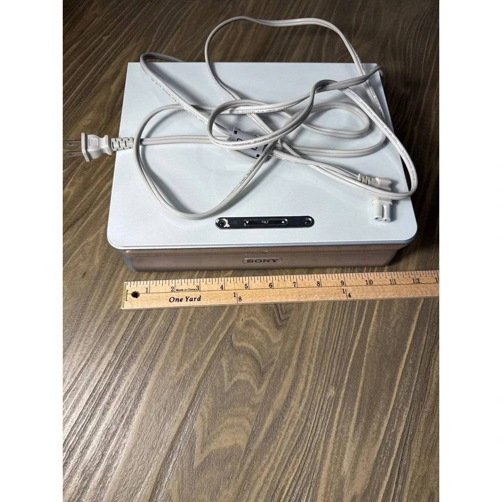 Sony VPL-CS5 LCD Projector Silver White SVGA Portable W/ OEM Remote & Power Cord
